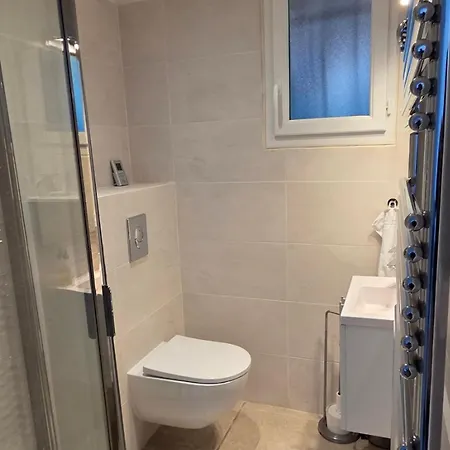 Spacieuse Avec Piscine Privée Et Climatisation à Sainte-maxime, Idéale Pour 10 Personnes - Fr-1-780-16 *