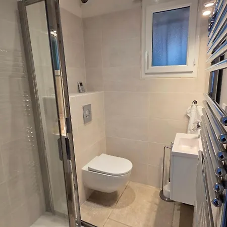 Spacieuse Avec Piscine Privée Et Climatisation à Sainte-maxime, Idéale Pour 10 Personnes - Fr-1-780-16 Villa *